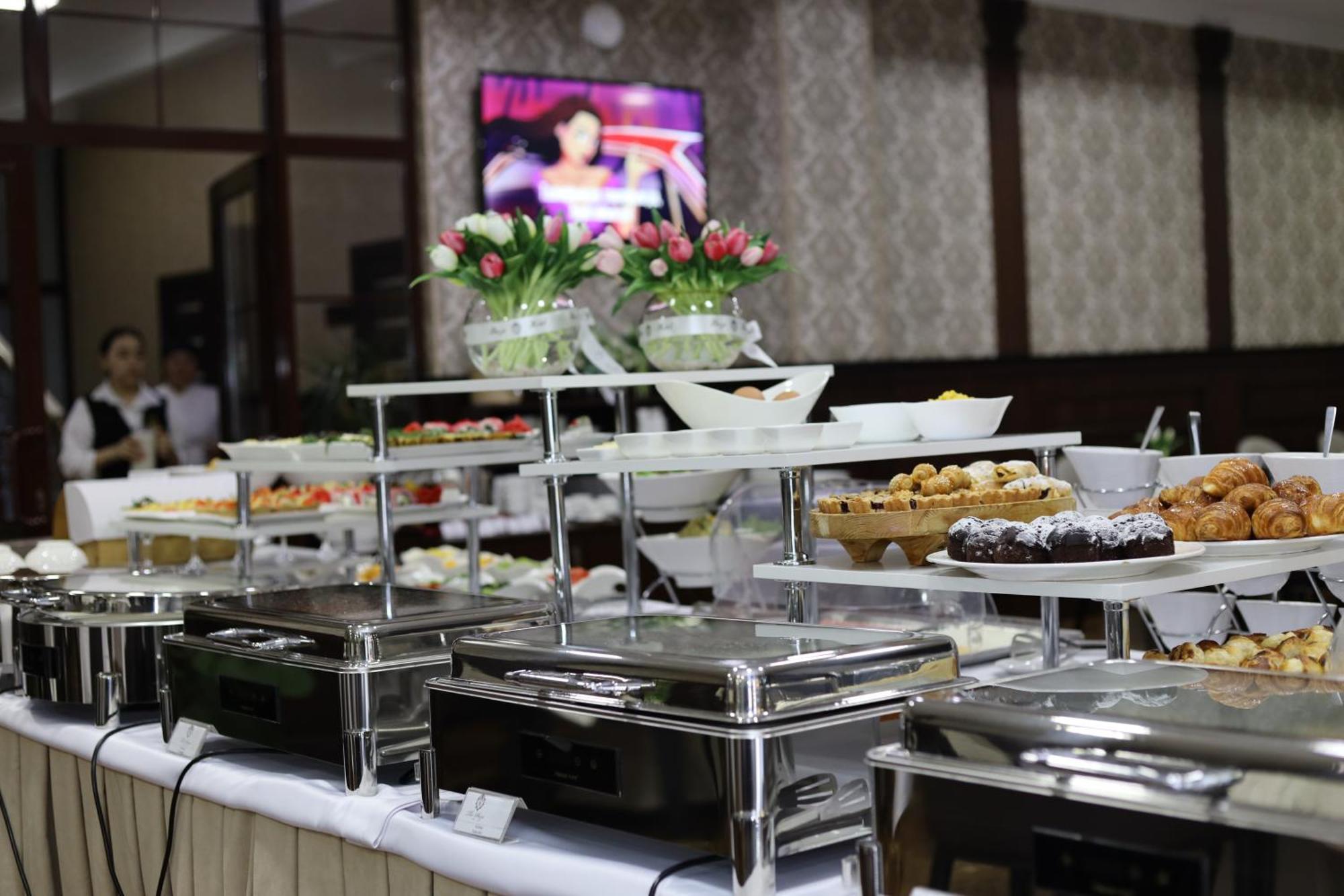Plaza Hotel Bishkek Exterior foto