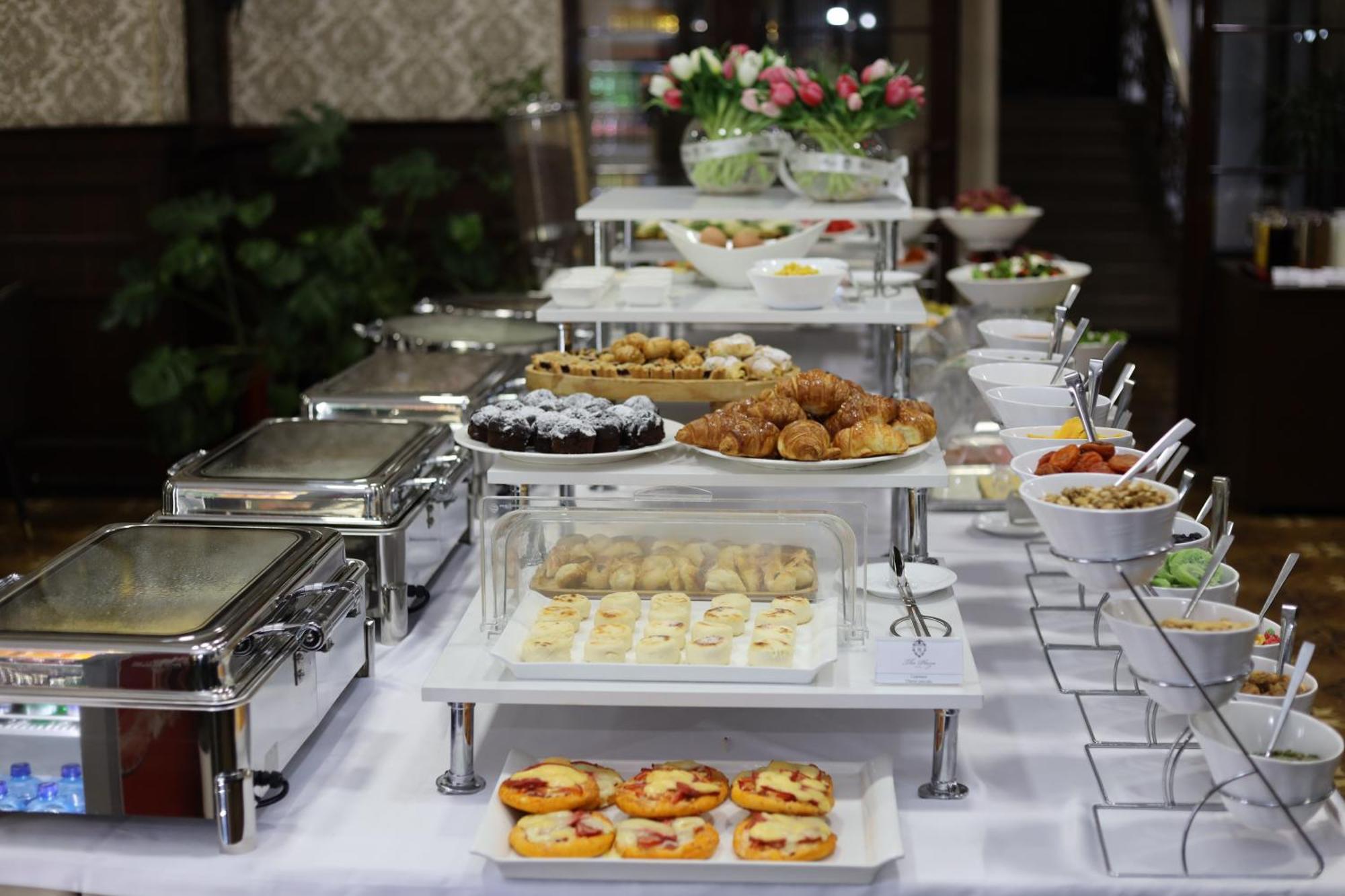 Plaza Hotel Bishkek Exterior foto